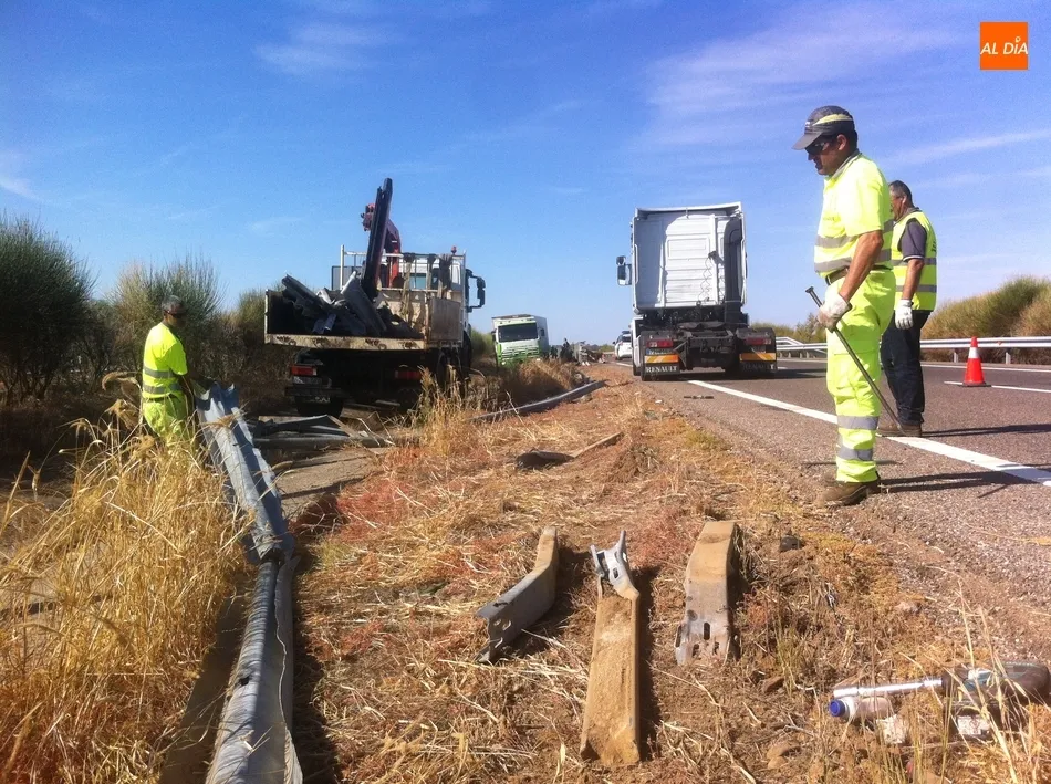 Foto 2 - El despiste de un conductor provoca que su cami&oacute;n acabe en la mediana de la autov&iacute;a  