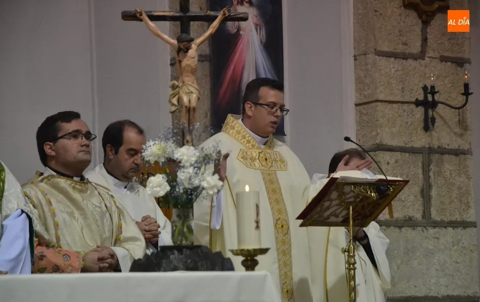 Foto 10 - Miguel &Aacute;ngel Garc&iacute;a Miguel preside su primera Eucarist&iacute;a  