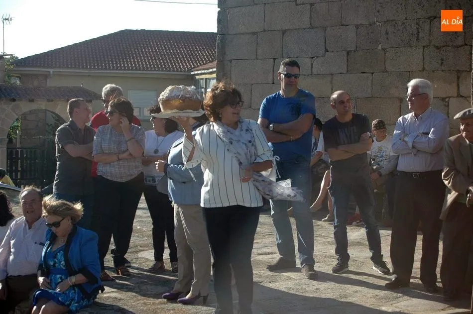 Foto 10 - Las Madrinas ofrecen sus roscas a la Virgen del Rosario en El Manzano  