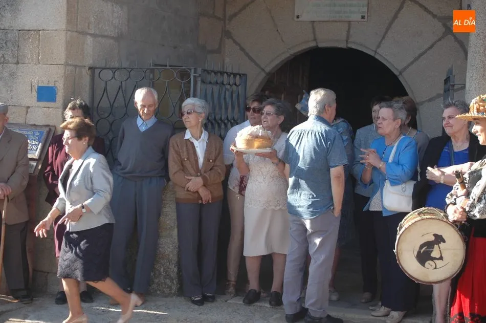 Foto 7 - Las Madrinas ofrecen sus roscas a la Virgen del Rosario en El Manzano  
