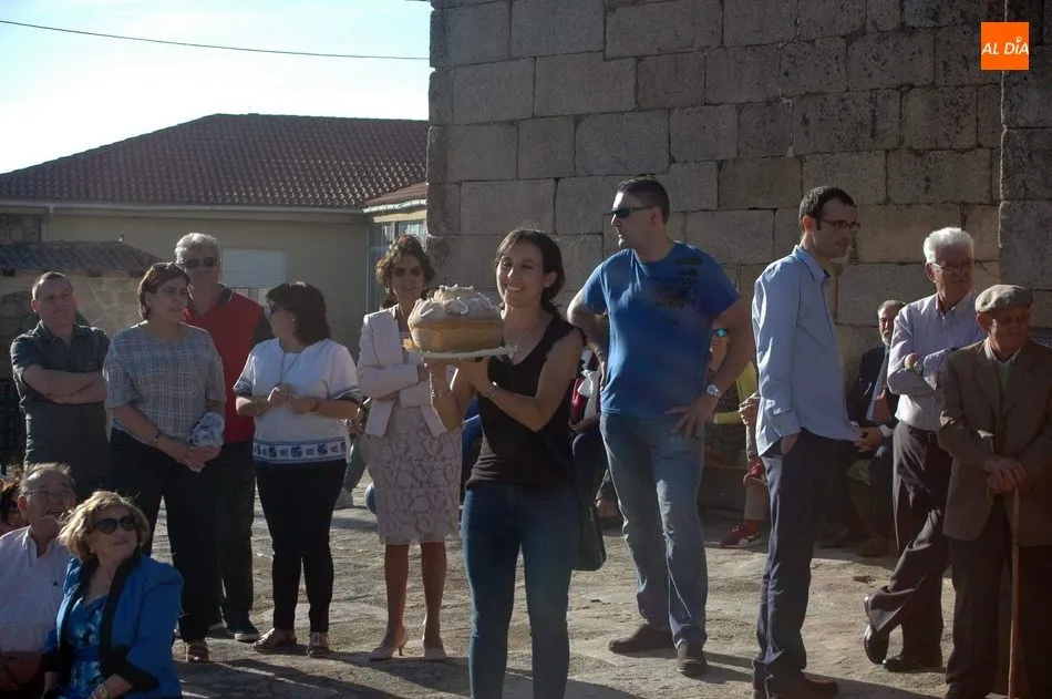 Foto 6 - Las Madrinas ofrecen sus roscas a la Virgen del Rosario en El Manzano  