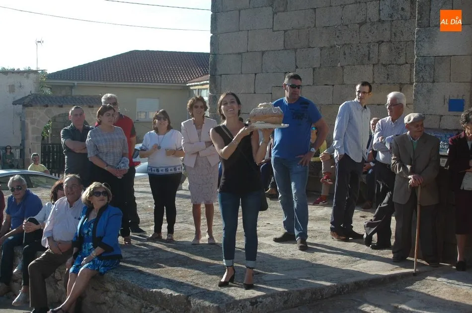 Foto 5 - Las Madrinas ofrecen sus roscas a la Virgen del Rosario en El Manzano  
