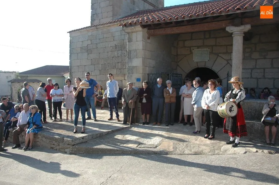 Foto 4 - Las Madrinas ofrecen sus roscas a la Virgen del Rosario en El Manzano  