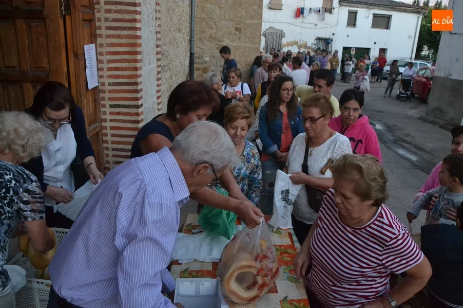 El Puente inicia los festejos de la Virgen del Rosario poniendo a la venta 1.600 roscas  