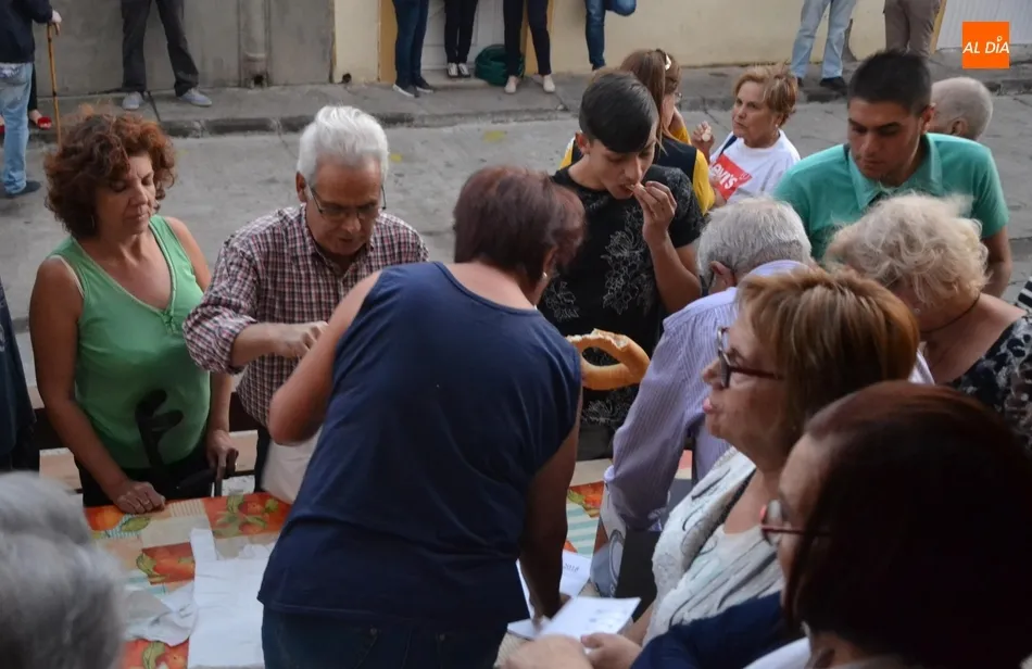Foto 10 - El Puente inicia los festejos de la Virgen del Rosario poniendo a la venta 1.600 roscas  