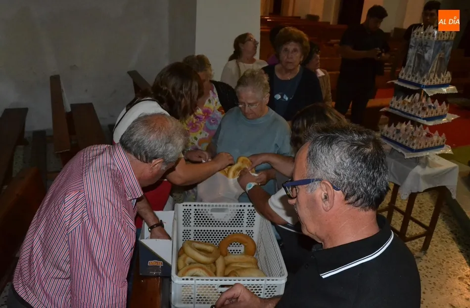 Foto 8 - El Puente inicia los festejos de la Virgen del Rosario poniendo a la venta 1.600 roscas  