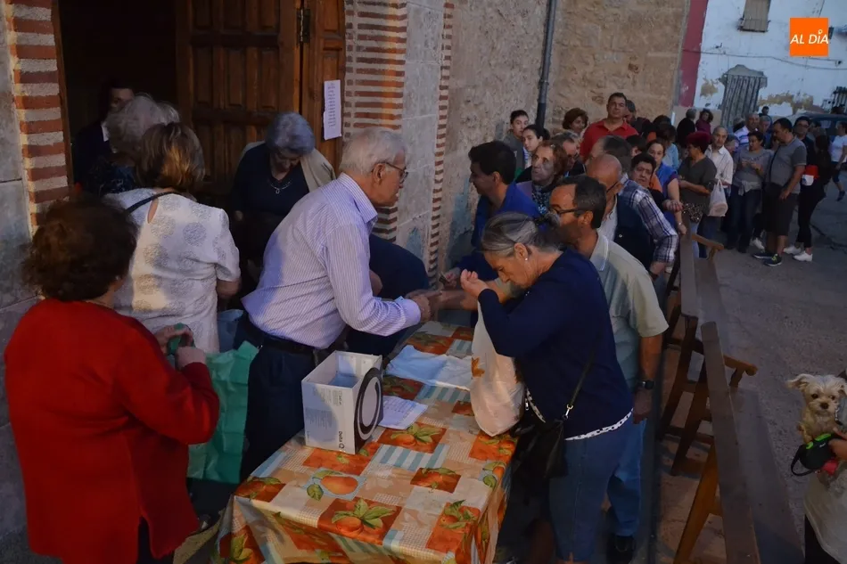 Foto 6 - El Puente inicia los festejos de la Virgen del Rosario poniendo a la venta 1.600 roscas  