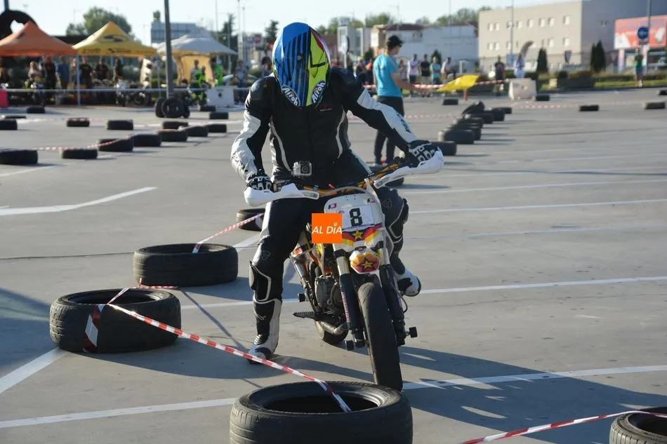 Foto 11 - Los aficionados al motociclismo disfrutan con una exhibici&oacute;n de Pitmotard en El Tormes