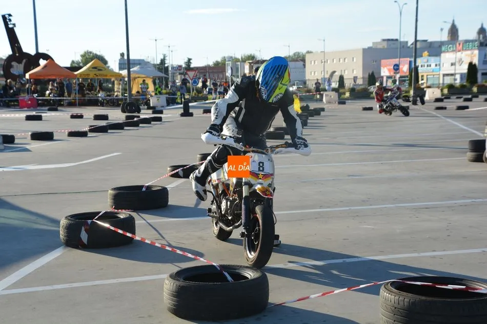 Foto 10 - Los aficionados al motociclismo disfrutan con una exhibici&oacute;n de Pitmotard en El Tormes