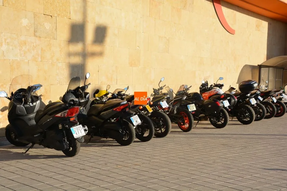 Foto 2 - Los aficionados al motociclismo disfrutan con una exhibici&oacute;n de Pitmotard en El Tormes