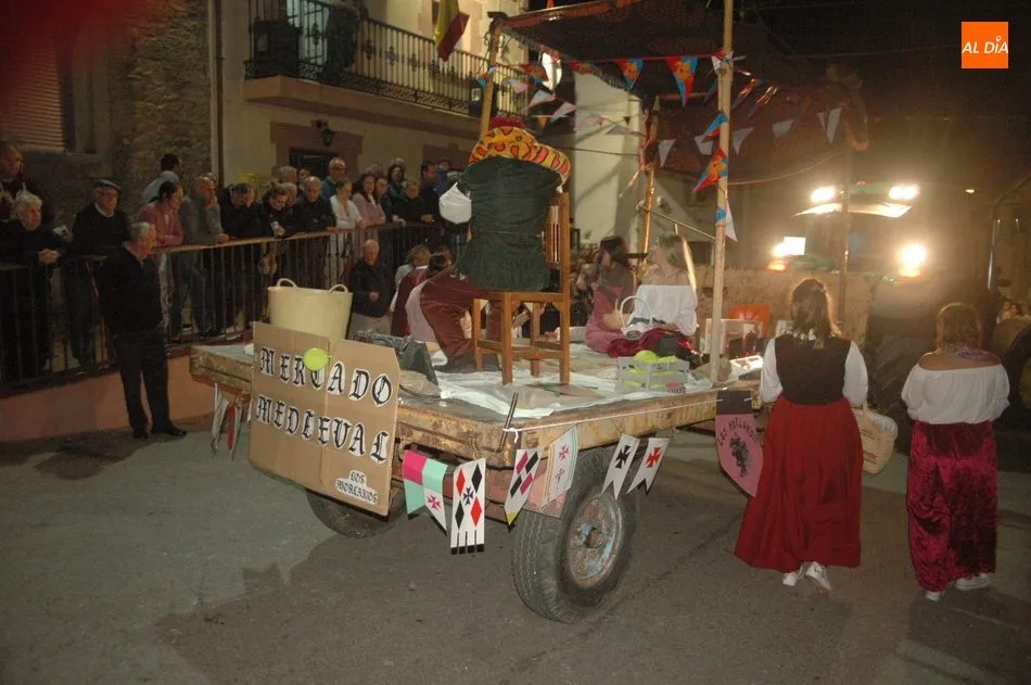 Foto 11 - Divertido desfile de carrozas para animar las fiestas de las Madrinas en Cabeza del Caballo  