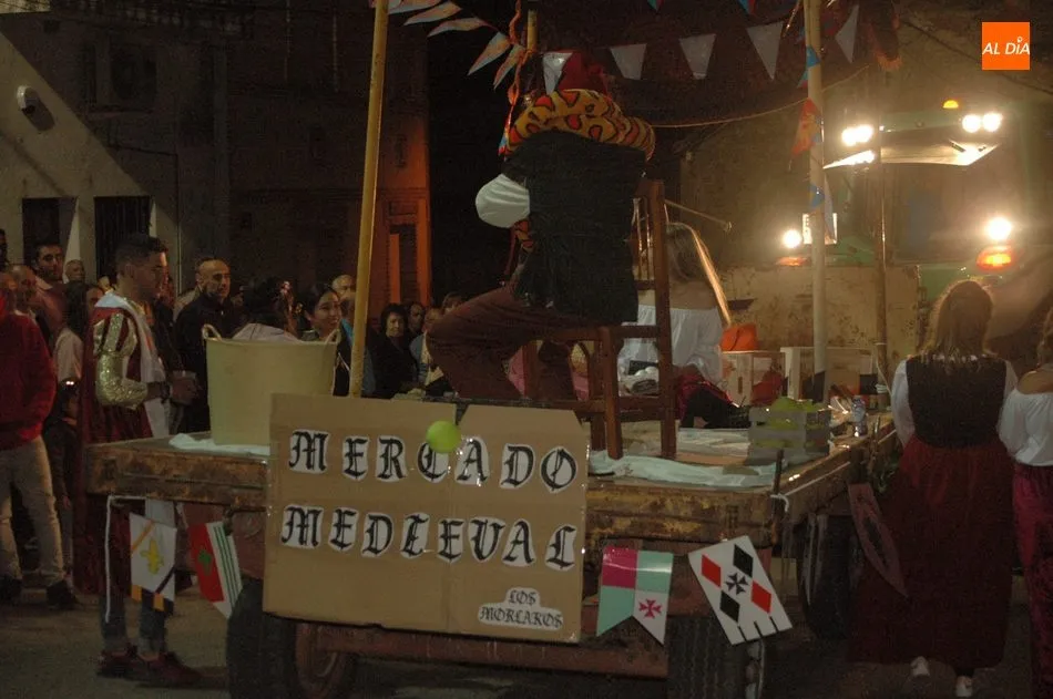 Foto 10 - Divertido desfile de carrozas para animar las fiestas de las Madrinas en Cabeza del Caballo  