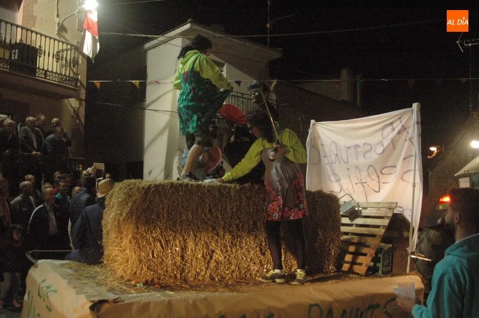 Foto 7 - Divertido desfile de carrozas para animar las fiestas de las Madrinas en Cabeza del Caballo  