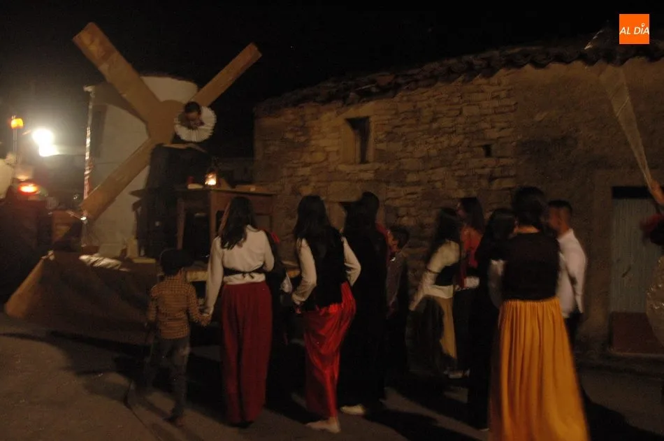 Foto 11 - El desfile de carrozas pone ambiente de fiesta a la noche en Valderrodrigo  