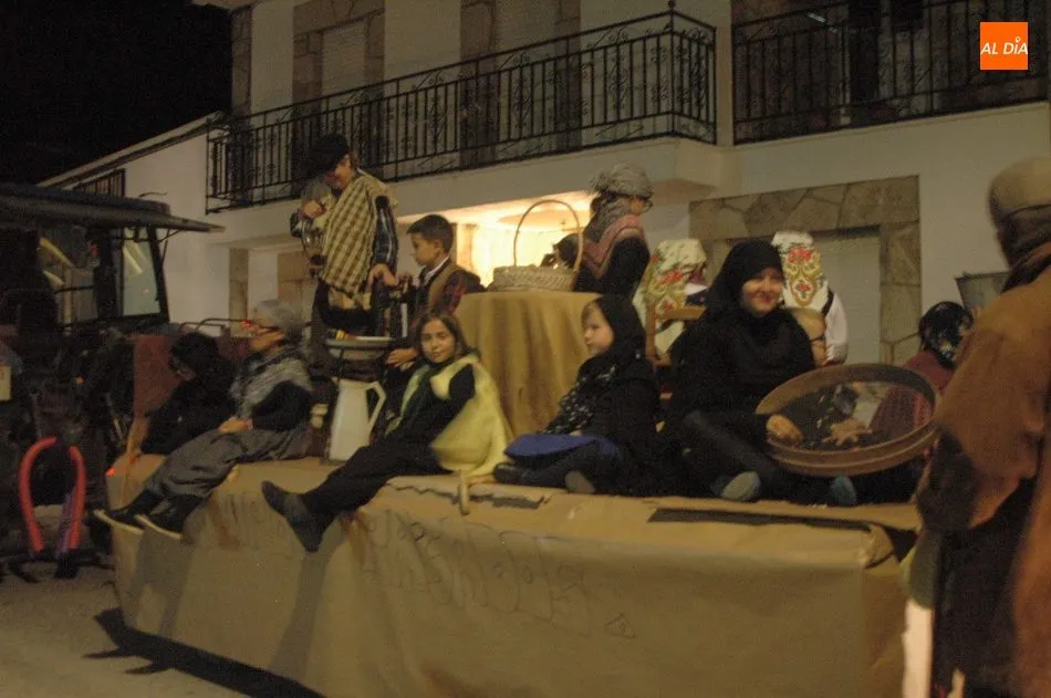 Foto 9 - El desfile de carrozas pone ambiente de fiesta a la noche en Valderrodrigo  