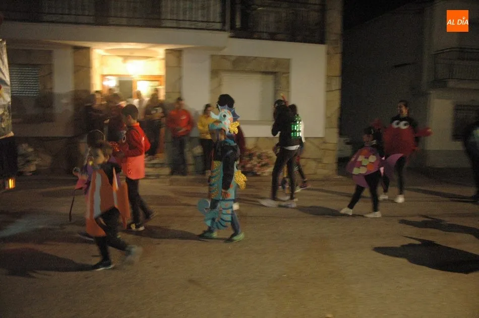Foto 8 - El desfile de carrozas pone ambiente de fiesta a la noche en Valderrodrigo  