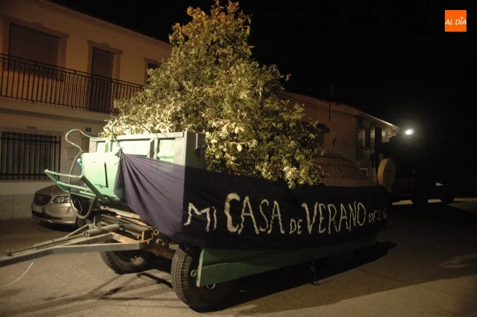 Foto 5 - El desfile de carrozas pone ambiente de fiesta a la noche en Valderrodrigo  