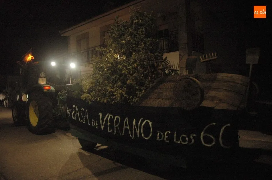 Foto 4 - El desfile de carrozas pone ambiente de fiesta a la noche en Valderrodrigo  