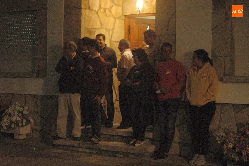 Foto 3 - El desfile de carrozas pone ambiente de fiesta a la noche en Valderrodrigo  