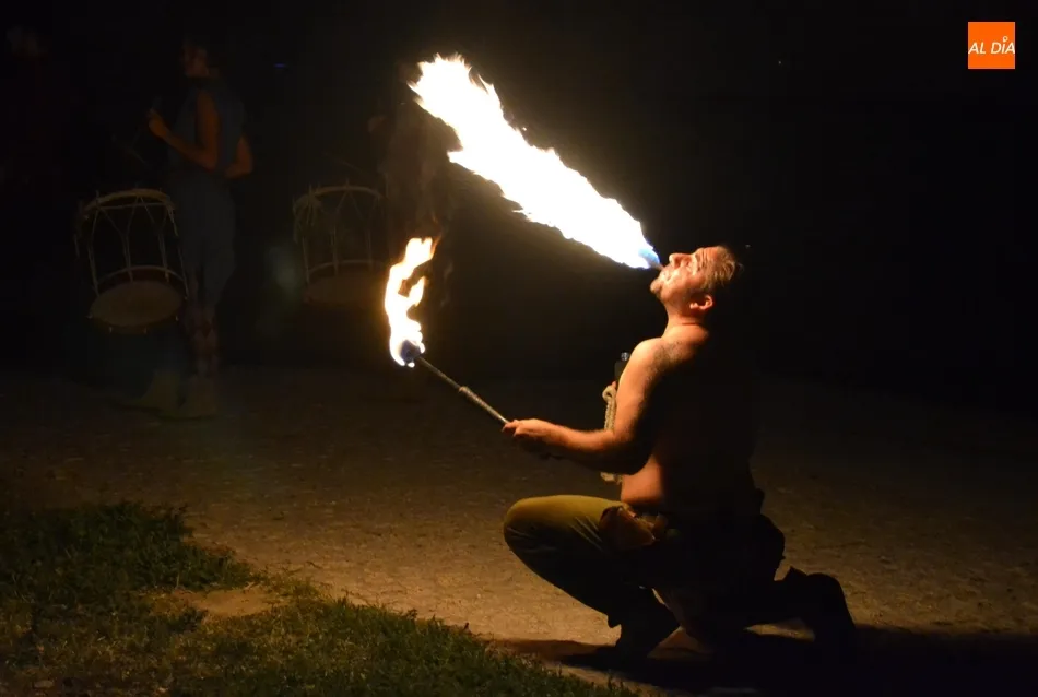 El sábado de Feria concluye con un espectacular número de música y fuego  