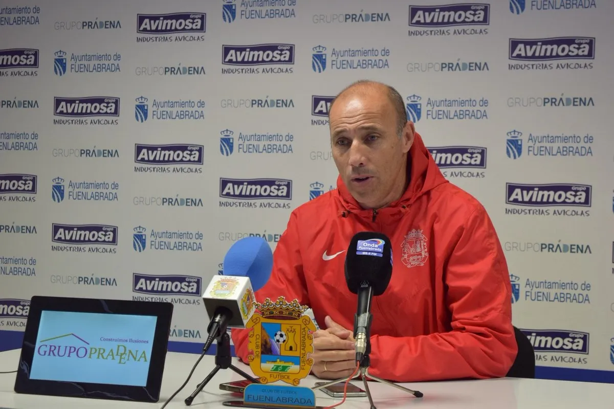 Antonio Calderón durante una rueda de prensa como entrenador del Fuenlabrada. Imagen: Fuenlabrada Twitter