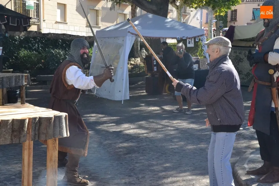 Caballeros y damas de variadas edades se baten con sus espadas en la Feria Medieval  