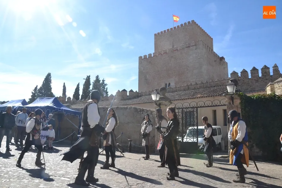 Foto 9 - Caballeros y damas de variadas edades se baten con sus espadas en la Feria Medieval  