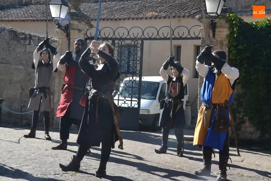 Foto 11 - Caballeros y damas de variadas edades se baten con sus espadas en la Feria Medieval  