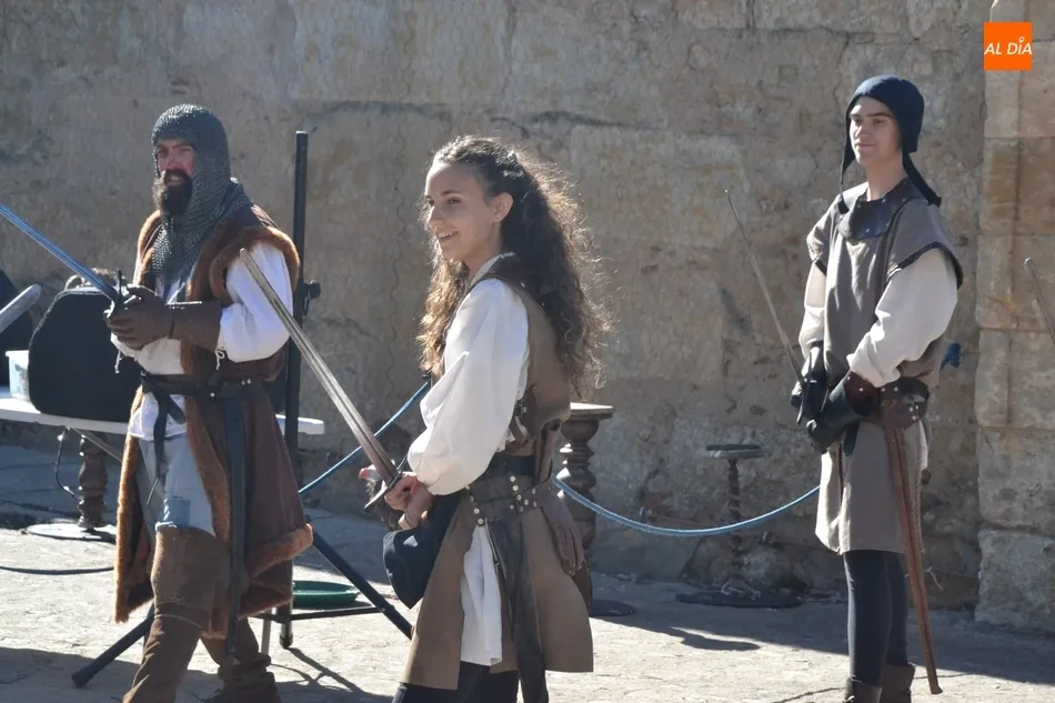 Foto 7 - Caballeros y damas de variadas edades se baten con sus espadas en la Feria Medieval  
