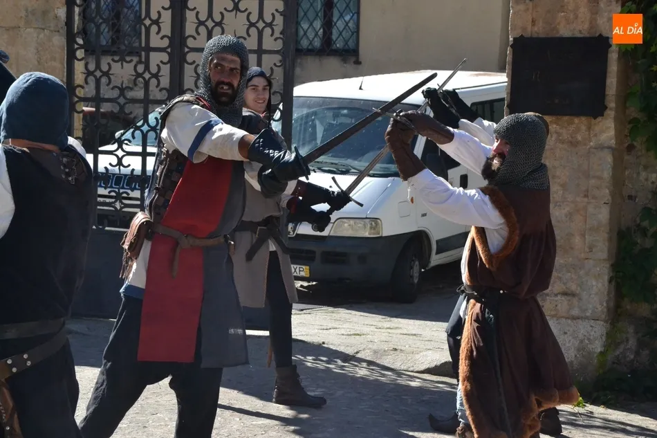 Foto 8 - Caballeros y damas de variadas edades se baten con sus espadas en la Feria Medieval  