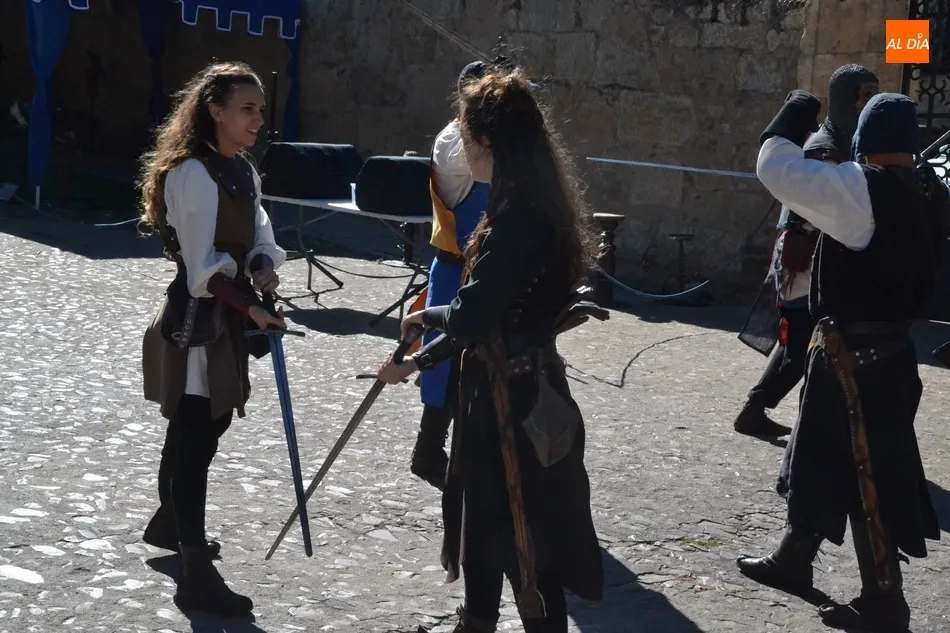 Foto 10 - Caballeros y damas de variadas edades se baten con sus espadas en la Feria Medieval  