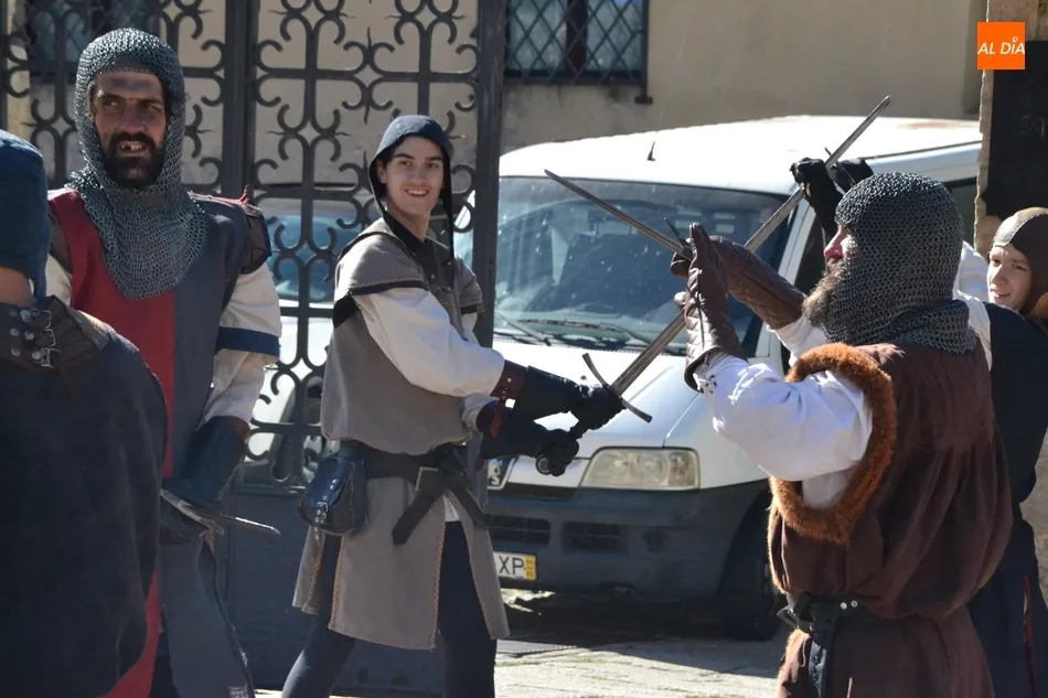 Foto 6 - Caballeros y damas de variadas edades se baten con sus espadas en la Feria Medieval  
