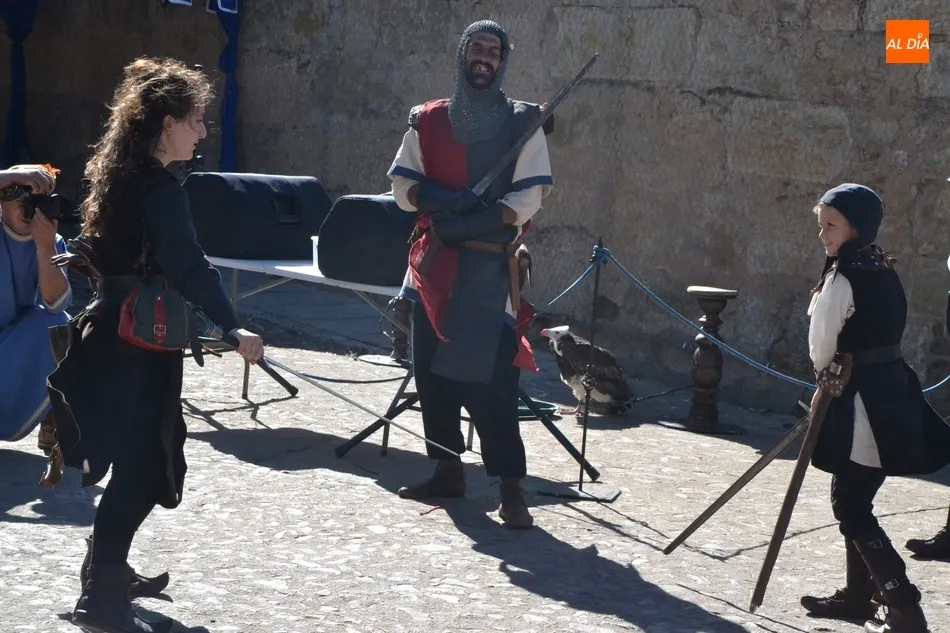 Foto 4 - Caballeros y damas de variadas edades se baten con sus espadas en la Feria Medieval  