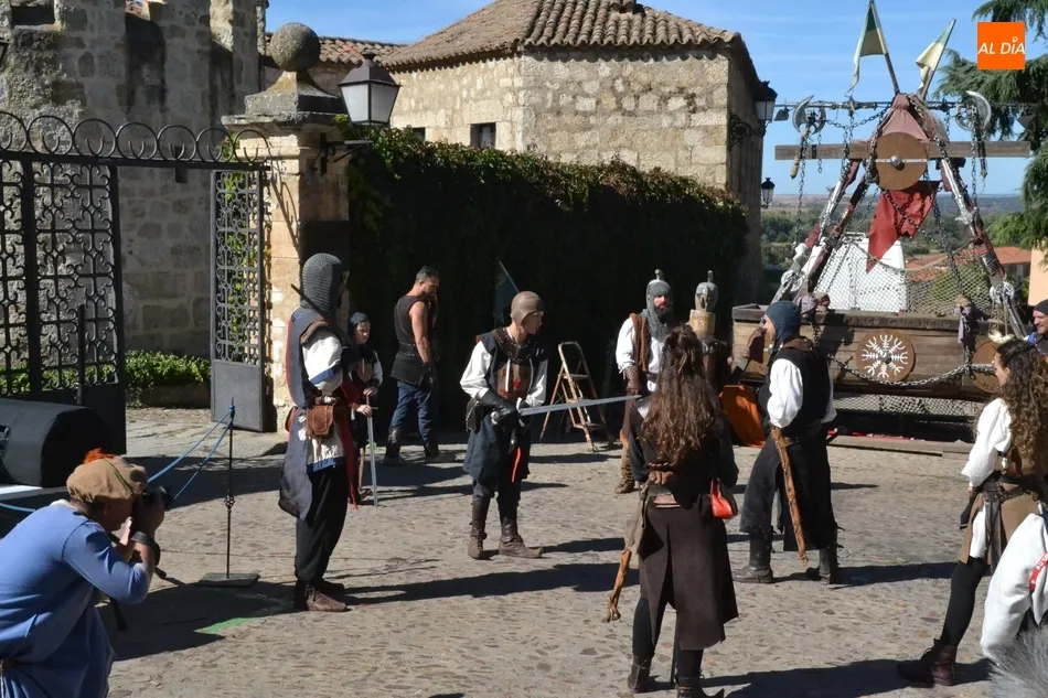 Foto 2 - Caballeros y damas de variadas edades se baten con sus espadas en la Feria Medieval  