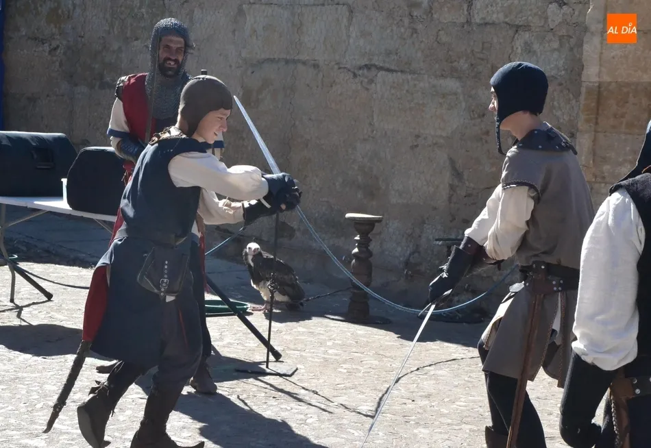 Foto 3 - Caballeros y damas de variadas edades se baten con sus espadas en la Feria Medieval  