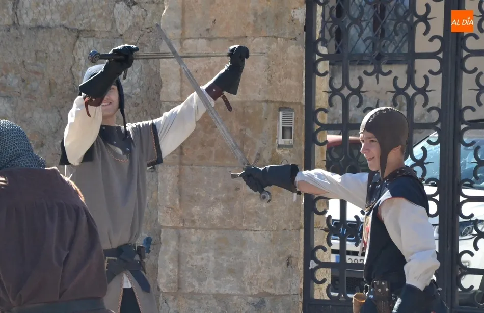 Foto 5 - Caballeros y damas de variadas edades se baten con sus espadas en la Feria Medieval  