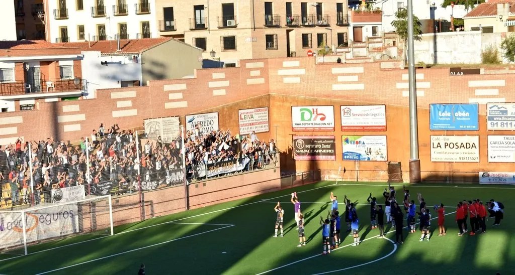 Los jugadores de Unionistas agradecen los ánimos de los aficionados. Imagen: Twitter Navalcarnero