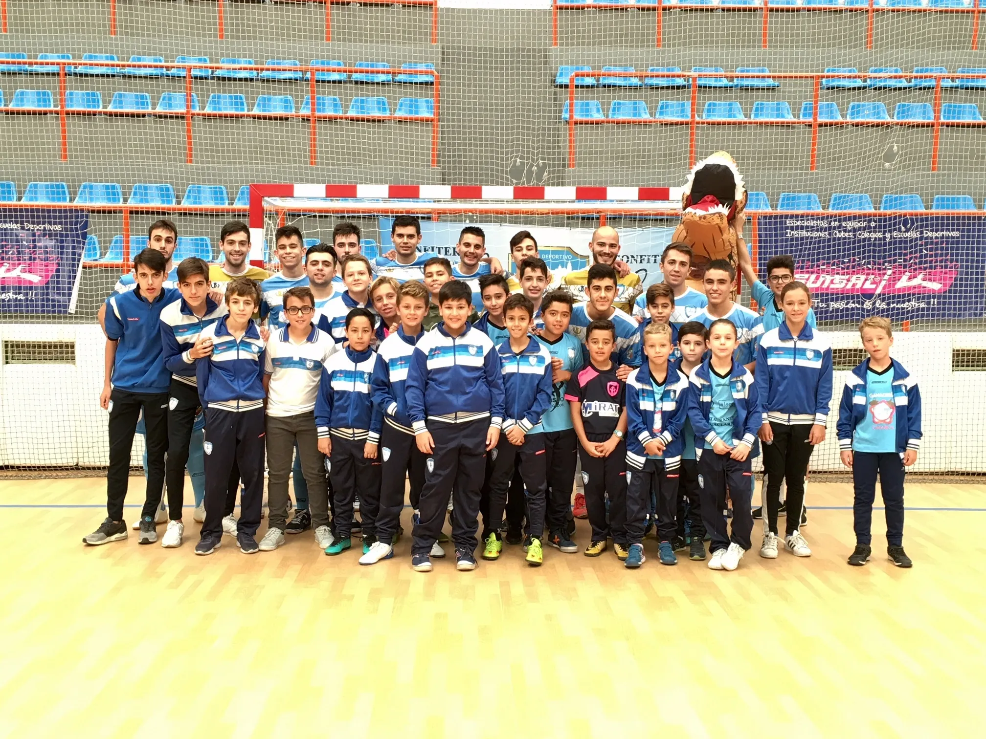 El Salamanca FS presentó a sus escuelas antes del partido del primer equipo