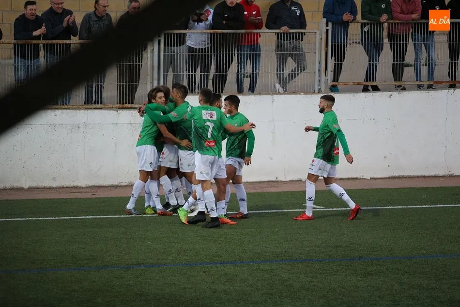 Foto 10 - El CD Guijuelo gana al Depor B (1-0) y ya es tercero