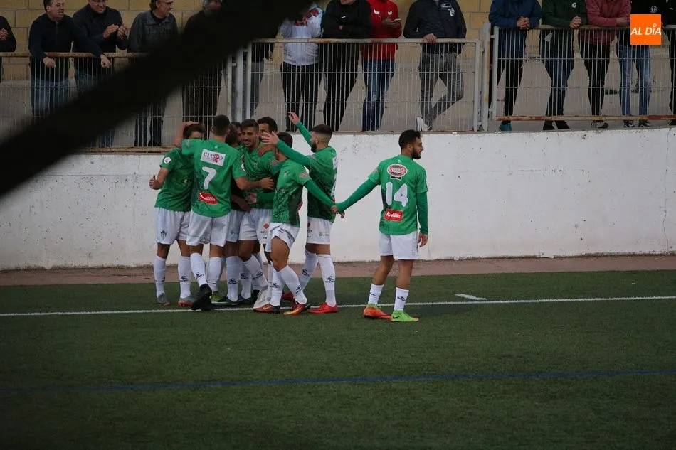 Foto 9 - El CD Guijuelo gana al Depor B (1-0) y ya es tercero