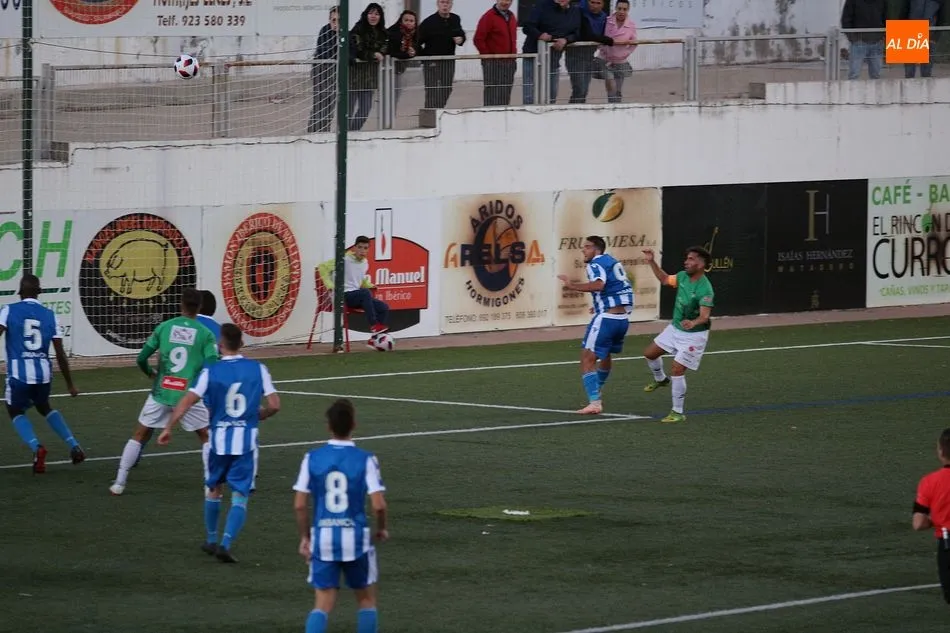Foto 8 - El CD Guijuelo gana al Depor B (1-0) y ya es tercero