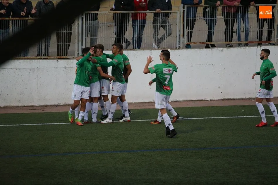 Foto 4 - El CD Guijuelo gana al Depor B (1-0) y ya es tercero