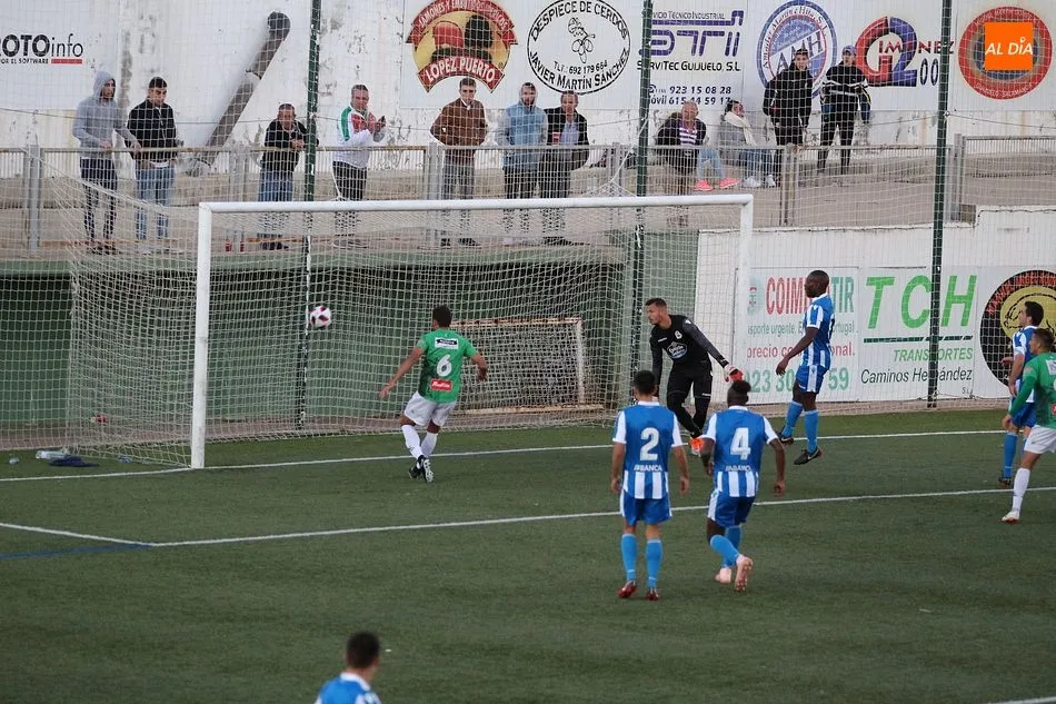 Foto 2 - El CD Guijuelo gana al Depor B (1-0) y ya es tercero