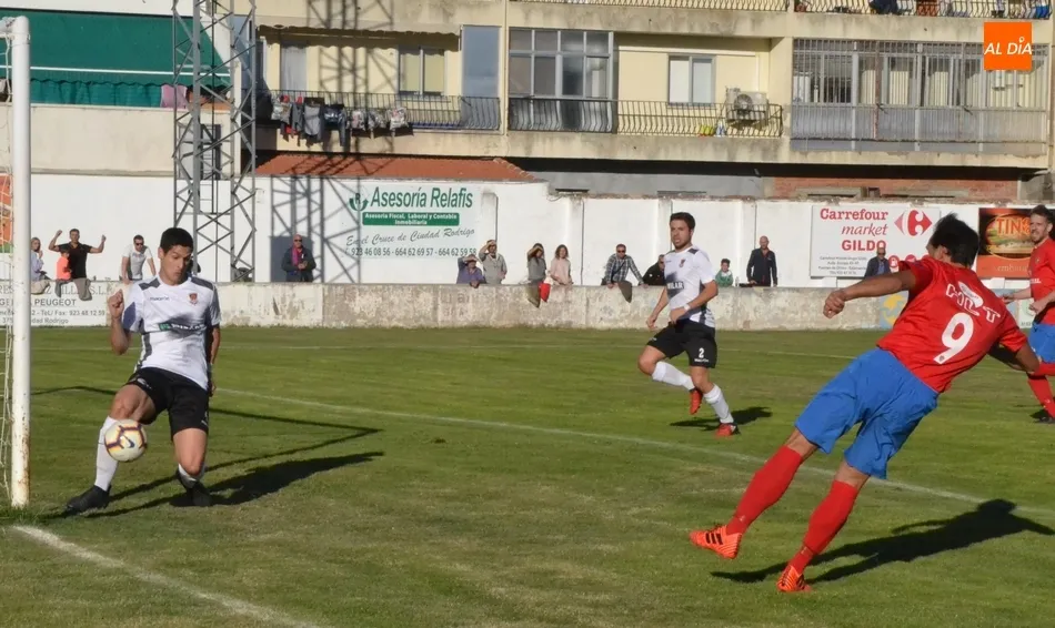 Acción salvadora de Héctor para evitar que el 0-2 subiese al marcador | Fotos @kisanghani
