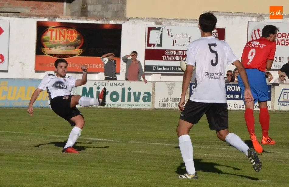 Foto 10 - El Ciudad Rodrigo remonta ante el Benavente para lograr su 2&ordf; victoria tras pasarlo muy mal en el...