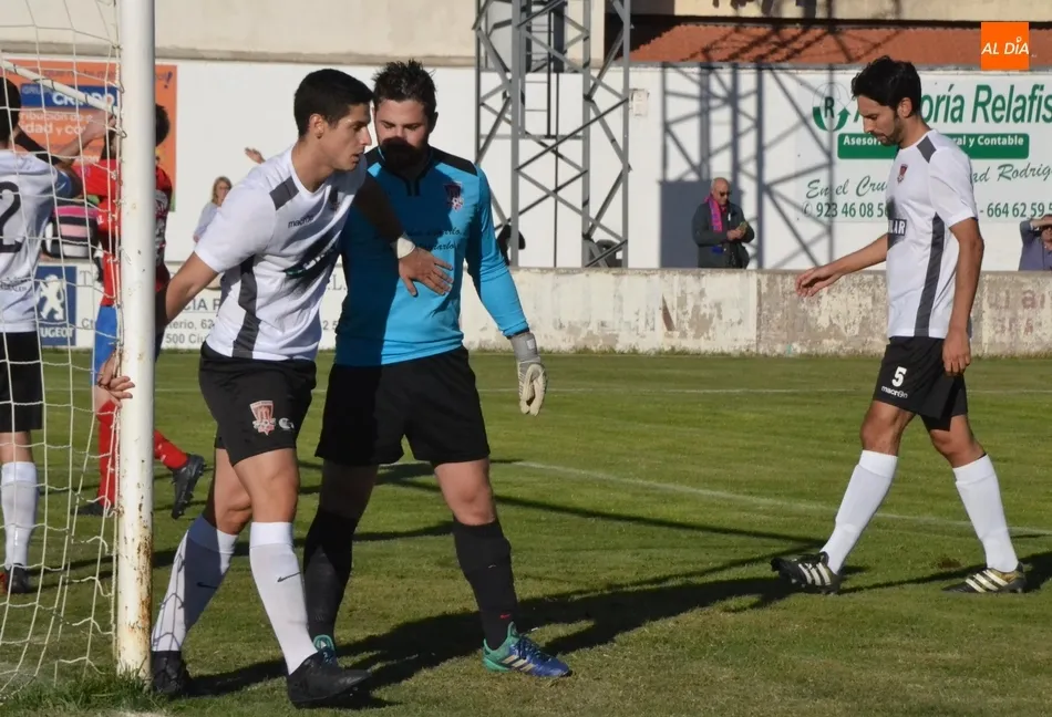 Foto 11 - El Ciudad Rodrigo remonta ante el Benavente para lograr su 2&ordf; victoria tras pasarlo muy mal en el...