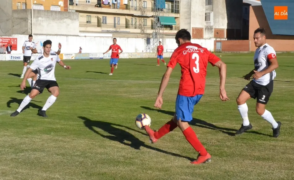 Foto 8 - El Ciudad Rodrigo remonta ante el Benavente para lograr su 2&ordf; victoria tras pasarlo muy mal en el...