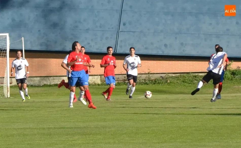 Foto 5 - El Ciudad Rodrigo remonta ante el Benavente para lograr su 2&ordf; victoria tras pasarlo muy mal en el...
