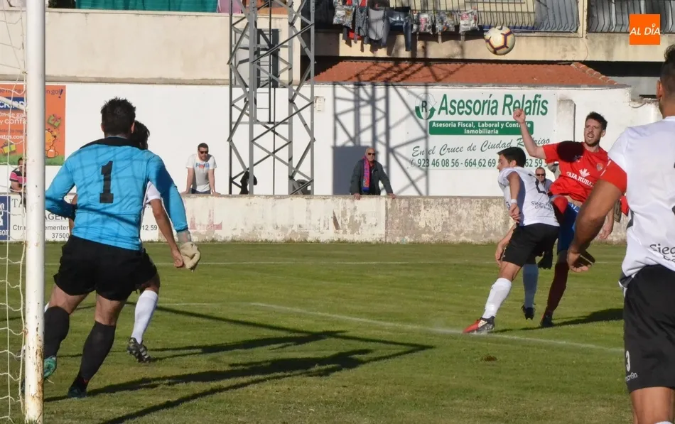 Foto 7 - El Ciudad Rodrigo remonta ante el Benavente para lograr su 2&ordf; victoria tras pasarlo muy mal en el...