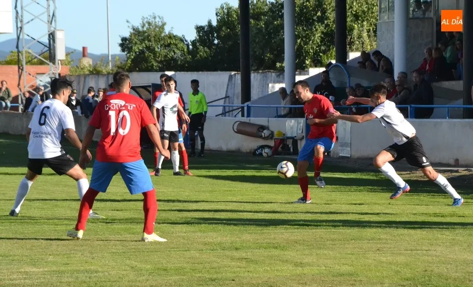 Foto 4 - El Ciudad Rodrigo remonta ante el Benavente para lograr su 2&ordf; victoria tras pasarlo muy mal en el...